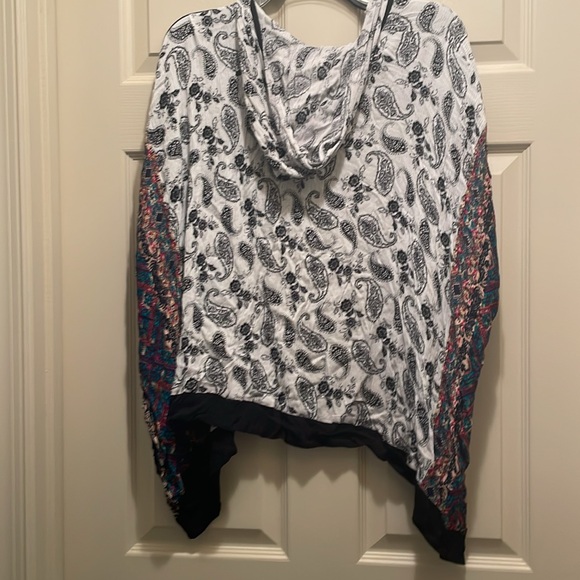 Hooded coverup - Picture 2 of 7